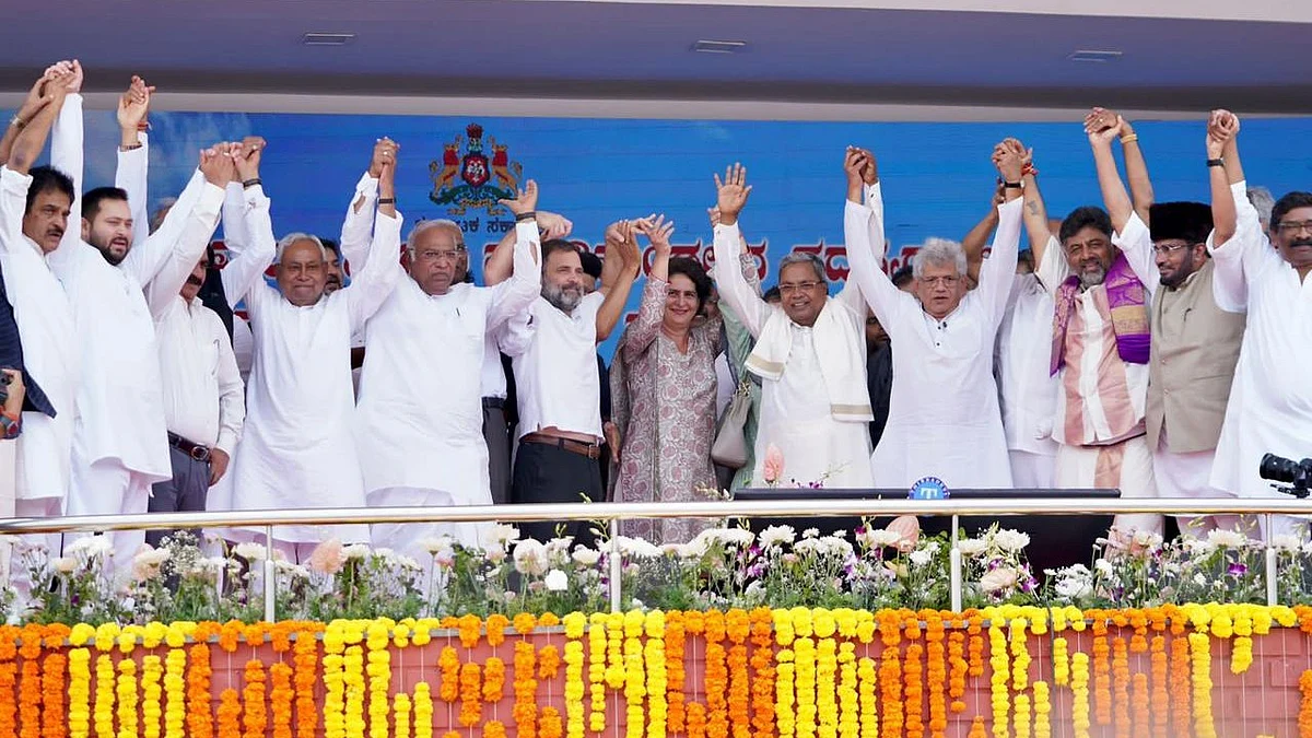 कर्नाटक में कांग्रेस सरकार के शपथ समारोह में विपक्षी एकता की तस्वीर (फोटो सौजन्य - @INCIndia)