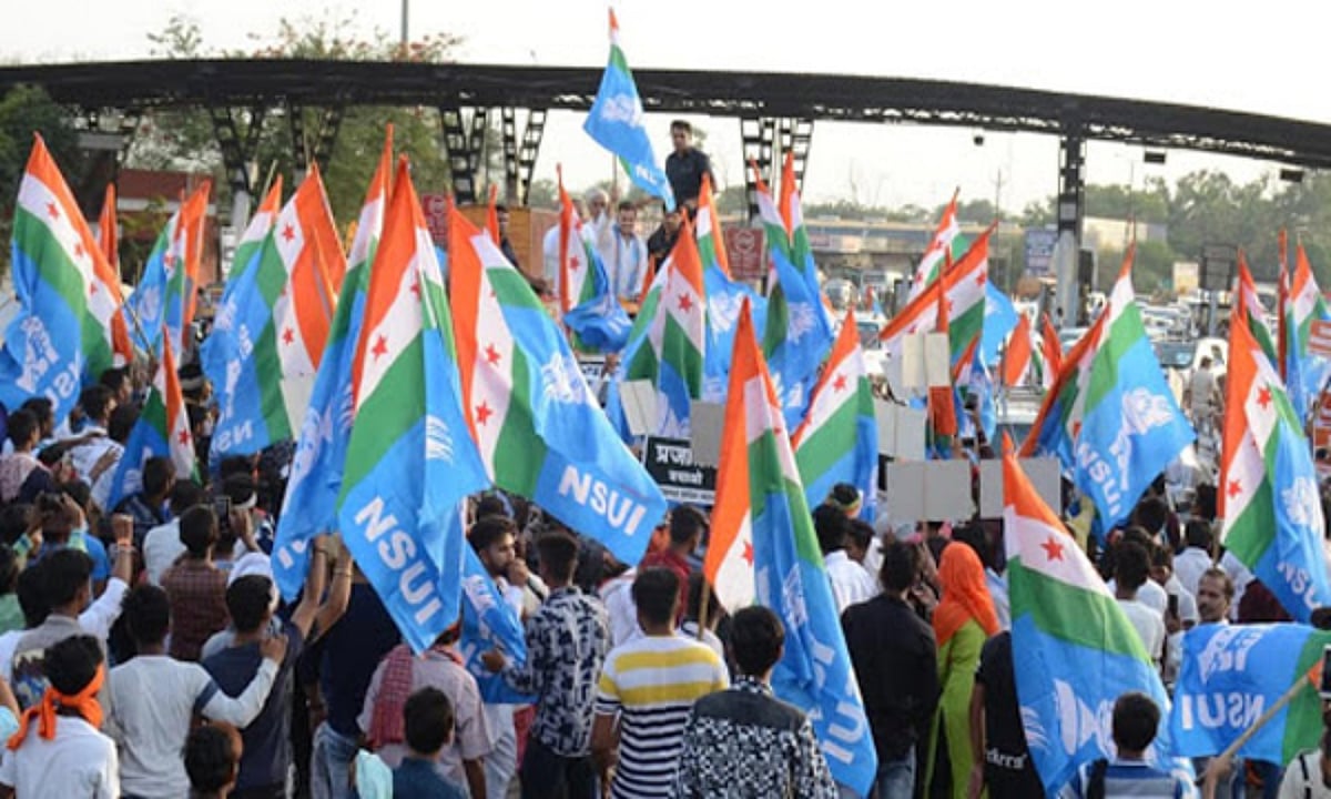 DU में सावरकर से बदला गया महात्मा गांधी से जुड़ा पेपर, NSUI ने कुलपति के कार्यालय के बाहर किया प्रदर्शन 