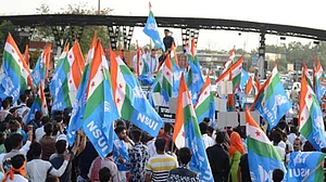 DU में सावरकर से बदला गया महात्मा गांधी से जुड़ा पेपर, NSUI ने कुलपति के कार्यालय के बाहर किया प्रदर्शन