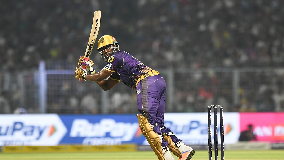IPL में मैच के दौरान शॉट लगाते आंद्रे रसेल।