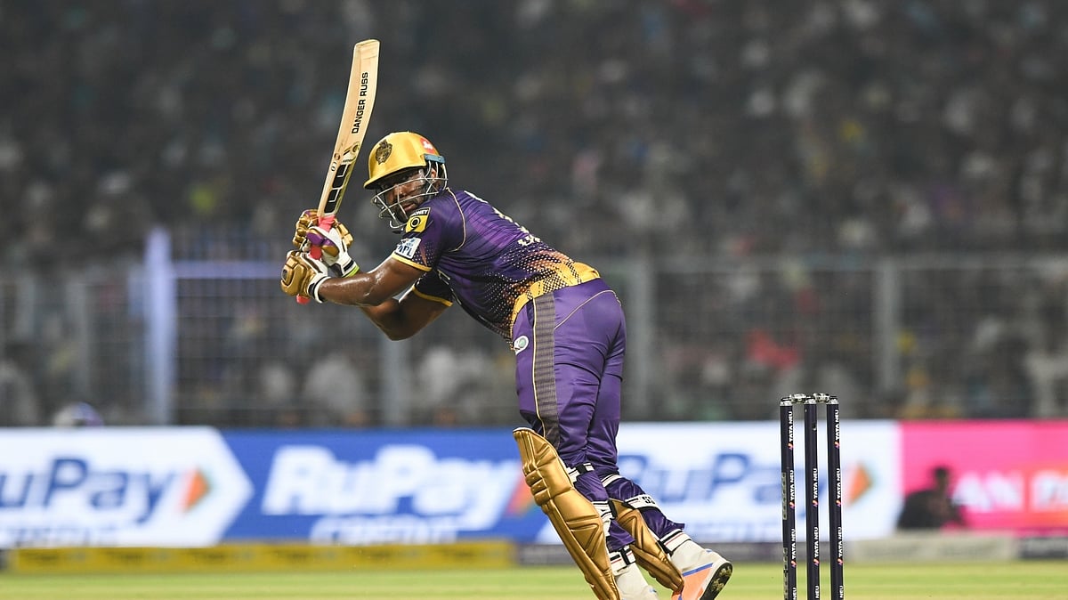 IPL में मैच के दौरान शॉट लगाते आंद्रे रसेल।