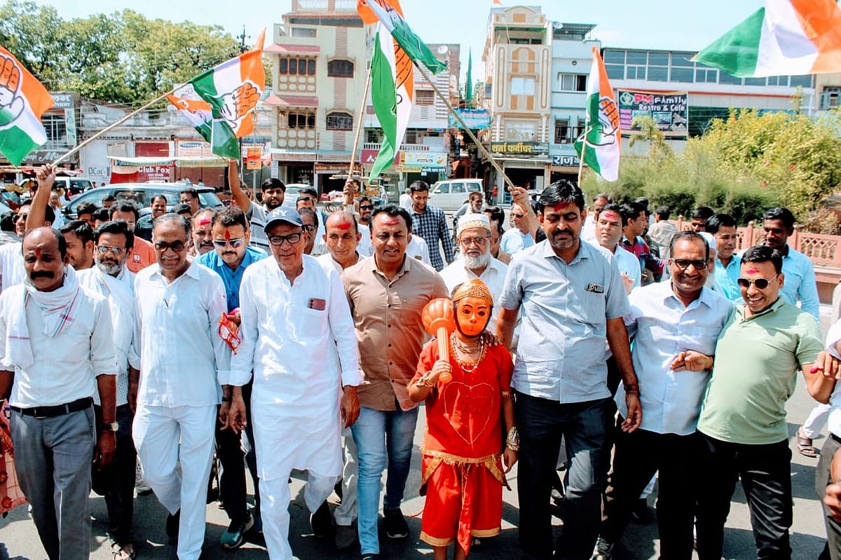 कर्नाटक में कांग्रेस की बड़ी जीत, पूर्व IAS अधिकारी का सवाल- मोदी मैजिक फुस्स होने लगा क्या?