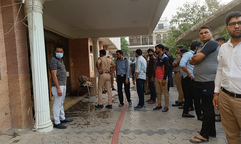 ग्रेटर नोएडा के अस्पताल में लगी आग, ICU से 5 लोगों को सुरक्षित निकाला गया, फायर ब्रिगेड ने पाया आग पर काबू