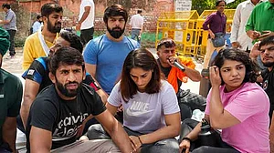 जंतर-मंतर पर प्रदर्शन कर रहे पहलवानों का बड़ा ऐलान- 'अगर मेडल वालों का सम्मान ऐसा तो हम सभी मेडल करेंगे वापस'