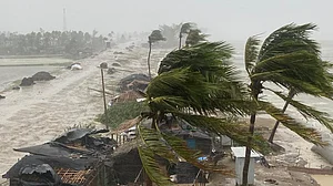 चक्रवात मोचा ने म्यांमार में दस्तक के साथ मचाई तबाही, घरों के छत उड़े, टावर गिरे, 3 लोगों की गई जान