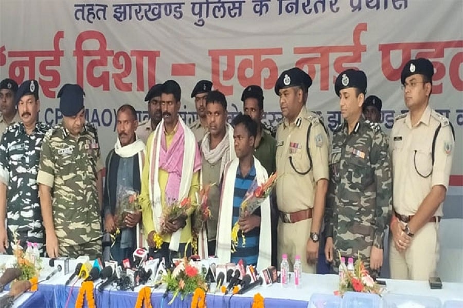 झारखंड में 5 नक्सली कमांडरों ने हथियार डाले, किसी पर 10 लाख तो किसी पर 5 लाख का इनाम