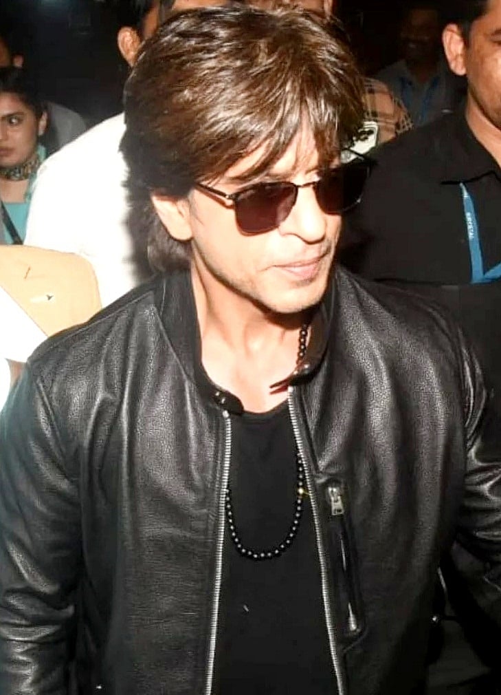 सिनेजीवन: शाहरुख ने झटका सेल्फी ले रहे फैंस का हाथ और दिलजीत की फिल्म 'जोड़ी तेरी मेरी' की रिलीज पर लगी रोक