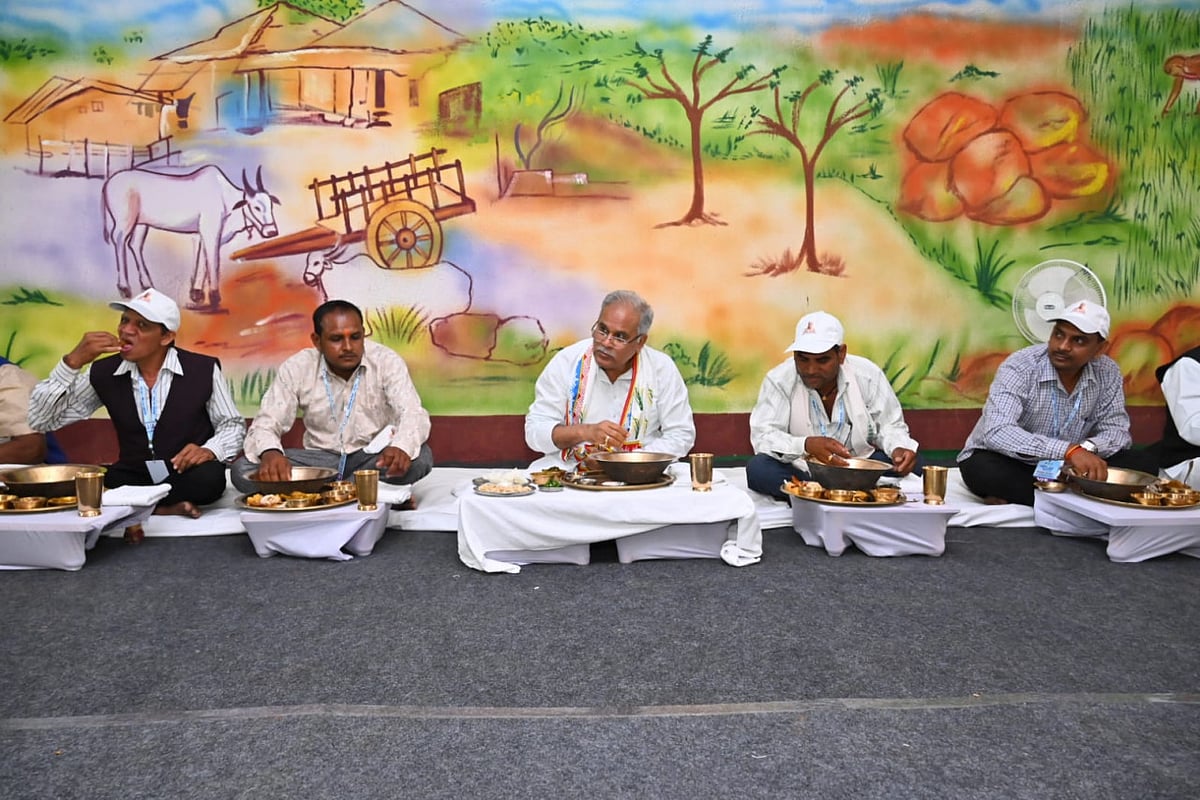 छत्तीसगढ़: बघेल सरकार ने शानदार तरीके से मनाया बोरे-बासी तिहार, आम से लेकर खास सभी ने चखा सेहत से भरा ये आहार