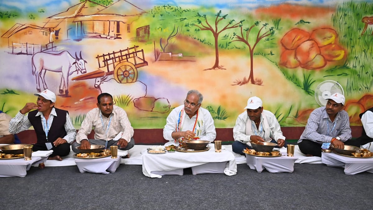 बोरे-बासी भोजन का आनंद लेते मुख्यमंत्री भूपेश बघेल।