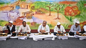 छत्तीसगढ़: बघेल सरकार ने शानदार तरीके से मनाया बोरे-बासी तिहार, आम से लेकर खास सभी ने चखा सेहत से भरा ये आहार