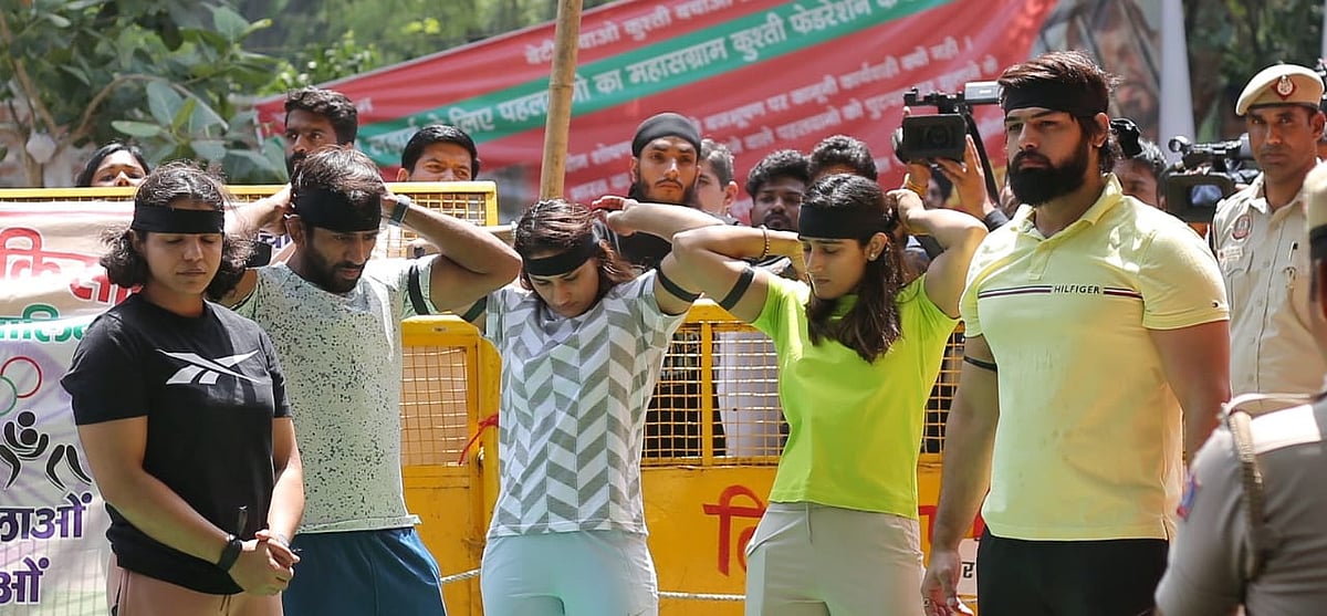 पिछले कई दिनों से धरना दे रहे पहलवानों ने आज जंतर मंतर पर काला दिवस मनाया।