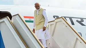 विष्णु नागर का व्यंग्यः कर्नाटक की हार भांप चुके थे मोदी जी, झेंप मिटाने का भी कर लिया था इंतेजाम!