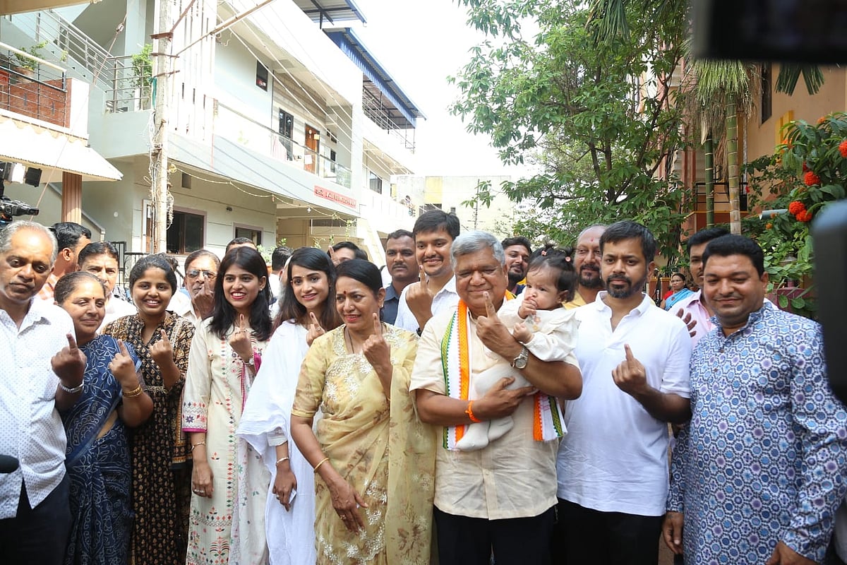 कर्नाटक के पूर्व सीएम जगदीश शेट्टार ने अपनी पत्नी शिल्पा शेट्टार, बेटे के संकल्प शेट्टार और प्रशांत शेट्टार के साथ वोट डाला। शेट्टार की बहुएं और पोता भी हैं साथ में।