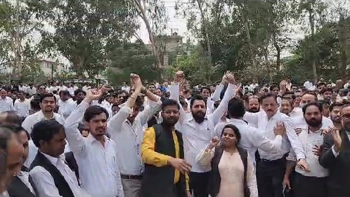 गाजियाबाद में प्रदर्शन करते वकील