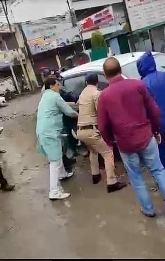 उत्तराखंड: मारपीट करने वाले मंत्री के खिलाफ केस में गड़बड़ी का आरोप, पुलिस पर उठ रहे सवाल 