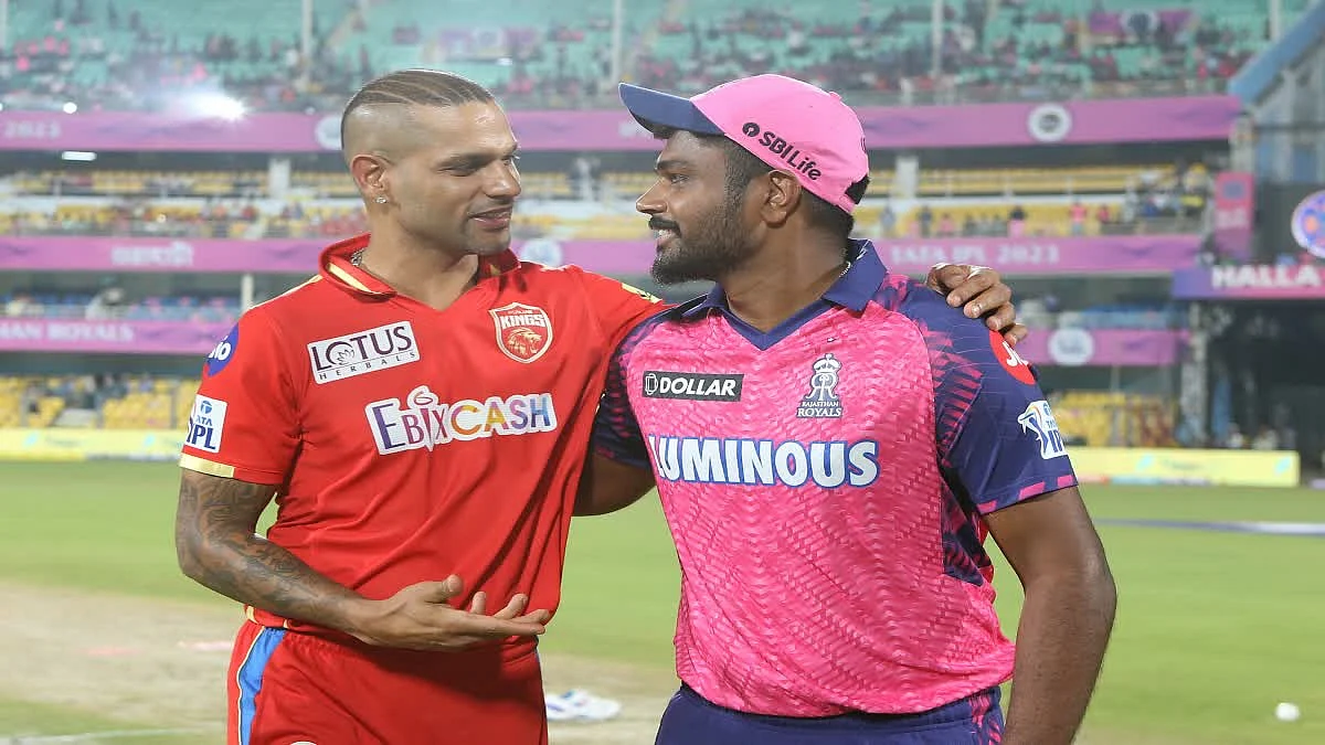 पंजाब के कप्तान शिखर धवन और राजस्थान के कप्तान संजू सैमसन टॉस के दौरान एक साथ।