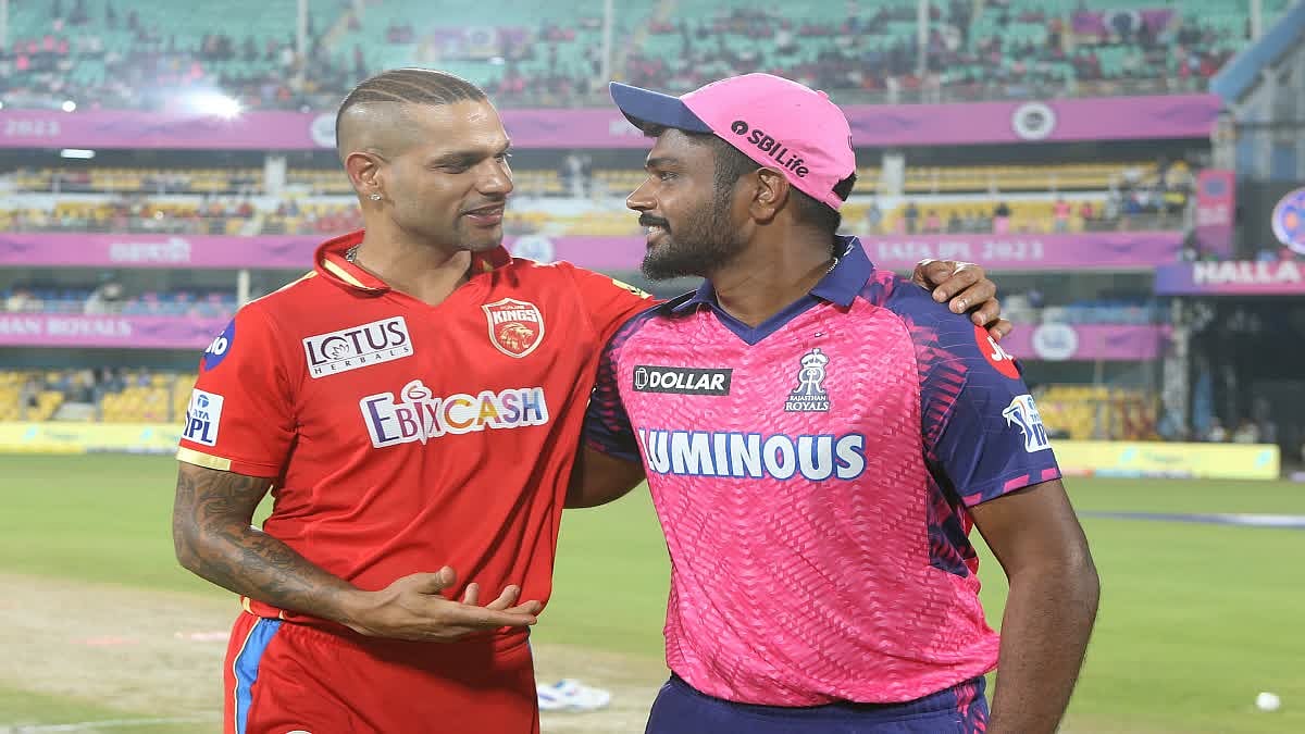 पंजाब के कप्तान शिखर धवन और राजस्थान के कप्तान संजू सैमसन टॉस के दौरान एक साथ।