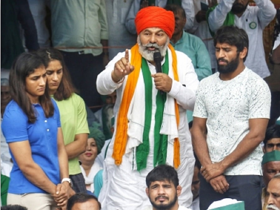 पहलवानों के समर्थन में आए किसान संगठन और खाप, राकेश टिकैत का केंद्र पर हमला- इनका भूत उतारना पड़ेगा