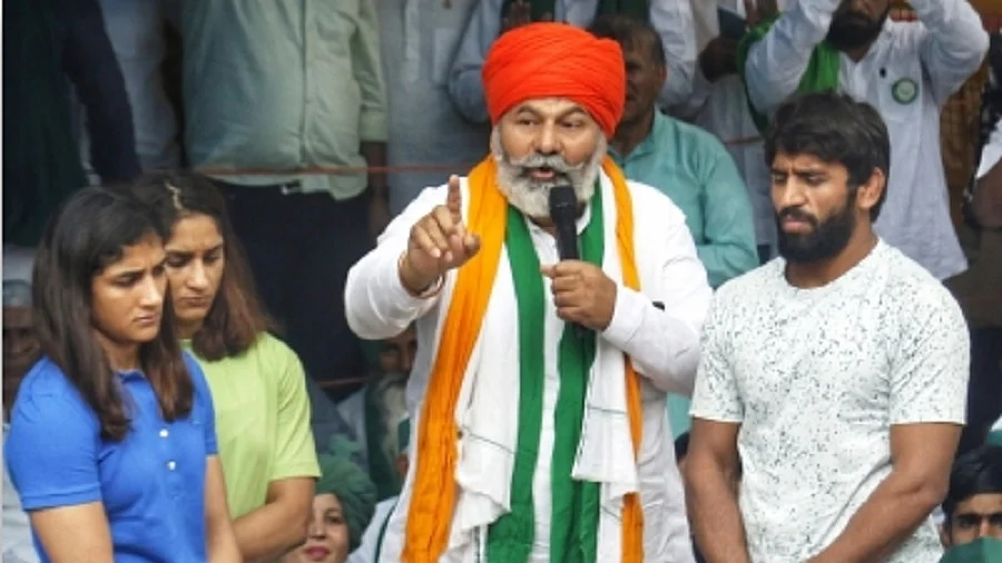 पहलवानों के समर्थन में जंतर-मंतर पहुंचे किसान नेता राकेश टिकैत ने केंद्र सरकार पर हमला करते हुए कहा कि इनका भूत उतारना पड़ेगा