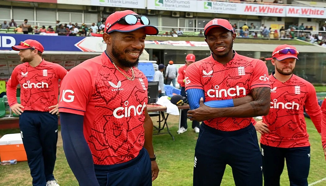 IPL 2023 के बीच मुंबई इंडियंस को झटका, टूर्नामेंट से बाहर हुआ ये धाकड़ गेंदबाज, इस ख‍िलाड़ी की एंट्री
