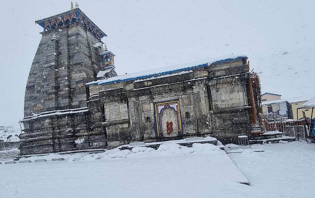 केदारनाथ मंदिर तक जाने वाली सड़क का एक हिस्सा क्षतिग्रस्त, तीर्थयात्रा रोकी गई 