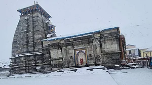 केदारनाथ मंदिर तक जाने वाली सड़क का एक हिस्सा क्षतिग्रस्त, तीर्थयात्रा रोकी गई