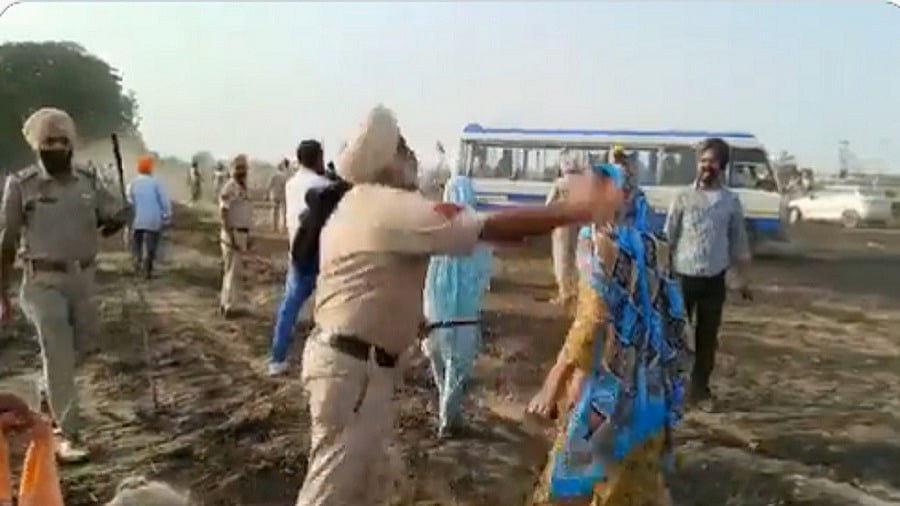 पंजाब में भूमि अधिग्रहण का विरोध कर रही महिला को पुलिस अफसर ने मारा थप्पड़