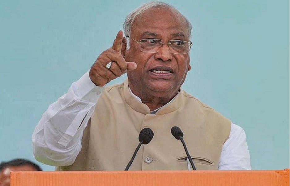 विविधता के खिलाफ हैं BJP-RSS, छीनना चाहते हैं आदिवासियों की जमीन और जंगल: खड़गे