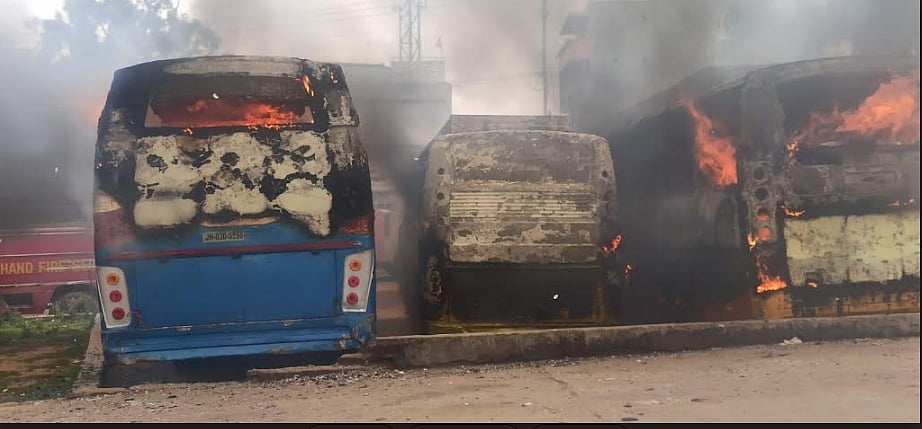 रांची के बस स्टैंड में आग लगने से मची भगदड़,  पांच यात्री बसें जलकर खाक
