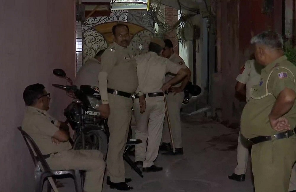 दिल्ली में हथियारबंद लुटेरों का तांडव, बुजुर्ग महिला की निर्मम हत्या, पति और किरायेदार घायल