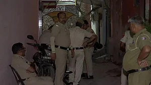 दिल्ली में हथियारबंद लुटेरों का तांडव, बुजुर्ग महिला की निर्मम हत्या, पति और किरायेदार घायल