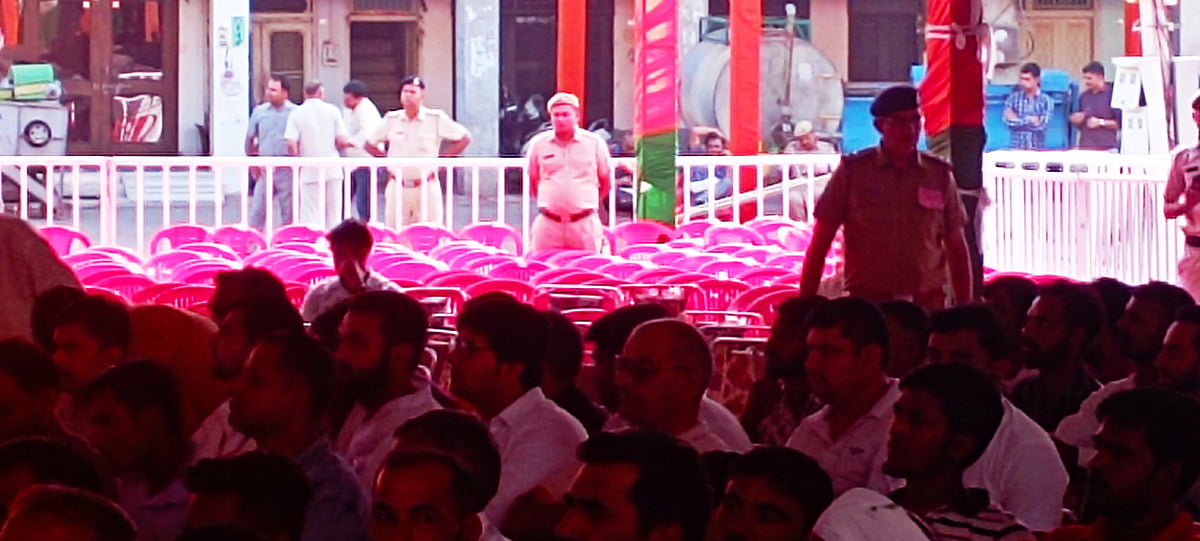 रैली स्थल सिरसा की अनाज मंडी में जनसभा के लिए दिए गए वक्त समय 4 बजे से करीब एक घंटे बाद 5 बजे भी खाली पड़ी कुर्सियां