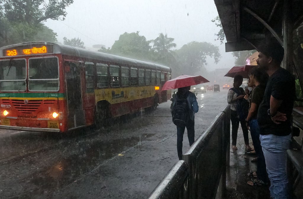 मुंबई में बारिश ने खोली पोल! सामना में राज्य सरकार पर हमला, कहा- पहली बरसात में दावों का हुआ वस्त्रहरण