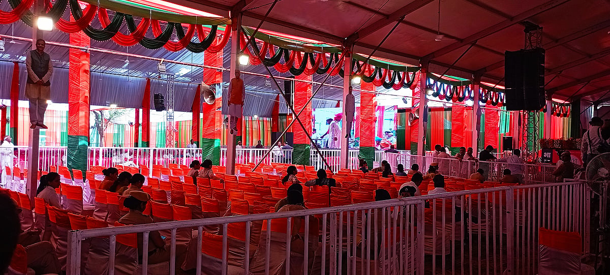 अमित शाह की जनसभा के लिए बनाए गए मंच के ठीक सामने तकरीबन साढ़े तीन बजे खाली पड़ी कुर्सियां