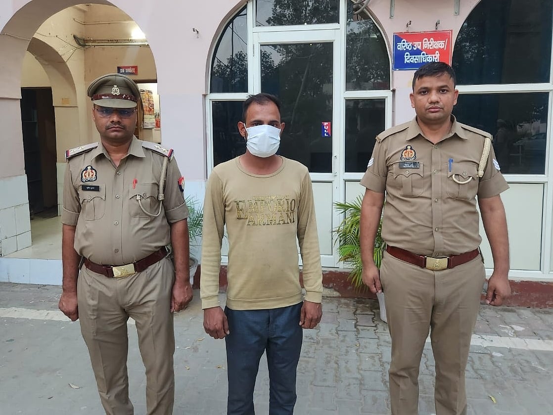 ग्रेटर नोएडा: नाली के पानी को नारियल पर डालने का वीडियो वायरल, आरोपी युवक गिरफ्तार