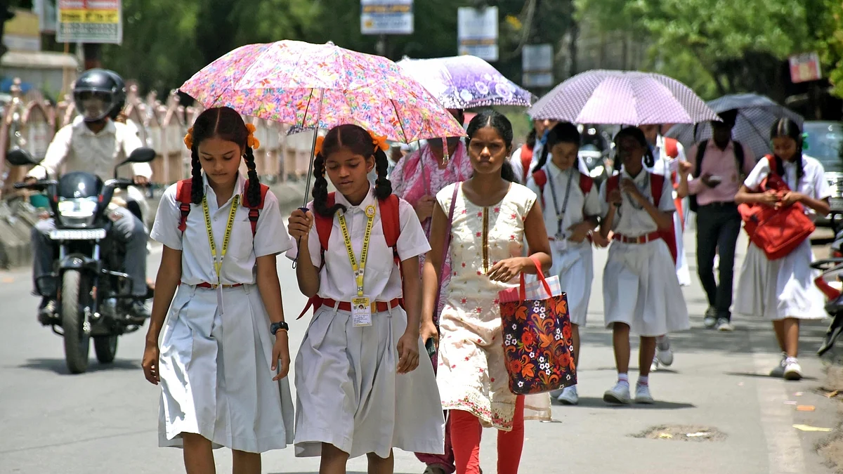 बिहार में उमस भरी गर्मी से लोग बेहाल, तस्वीर पटना की है। फोटो: IANS