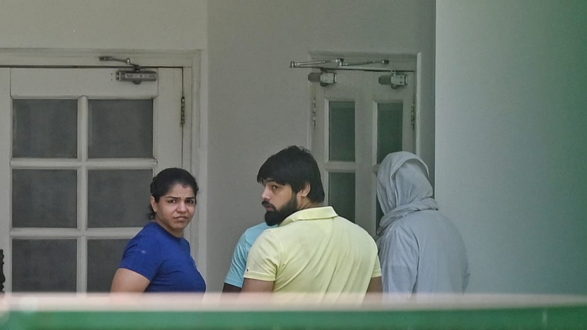 बजरंग पुनिया और साक्षी मलिक खेल मंत्री अनुराग ठाकुर के घर पहुंचे।