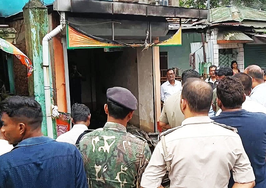 पश्चिम बंगाल में उपद्रवियों ने BJP दफ्तर में लगाई आग, पंचायत चुनाव को लेकर हिंसा का दौर जारी