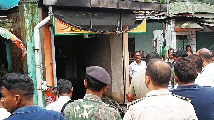 पश्चिम बंगाल में उपद्रवियों ने BJP दफ्तर में लगाई आग