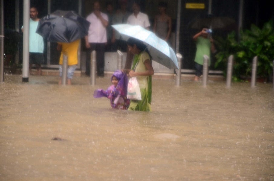 मुंबई में बारिश से भारी परेशानी, 11 उड़ान रद्द, 10 उड़ानों के मार्ग परिवर्तित
