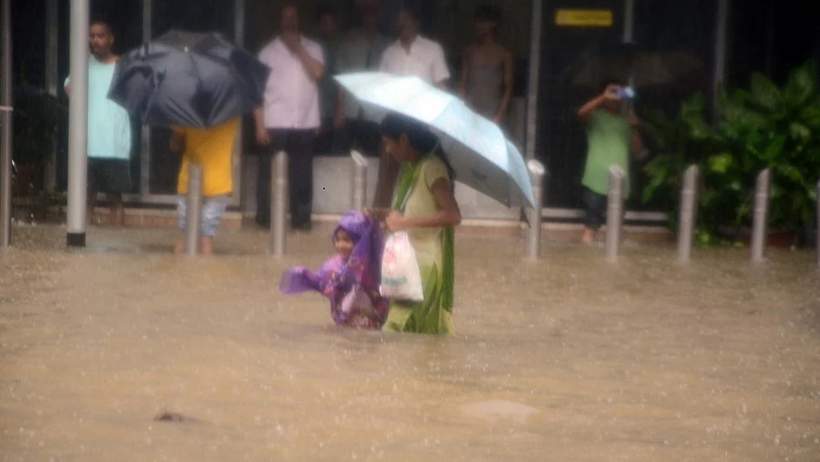 मुंबई बारिश : 11 उड़ान रद्द
