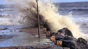 Cyclone Biparjoy Live: गुजरात के तट से टकराया बिपरजॉय, तेज हवाओं से पेड़ टूटे-होर्डिंग्स गिरे
