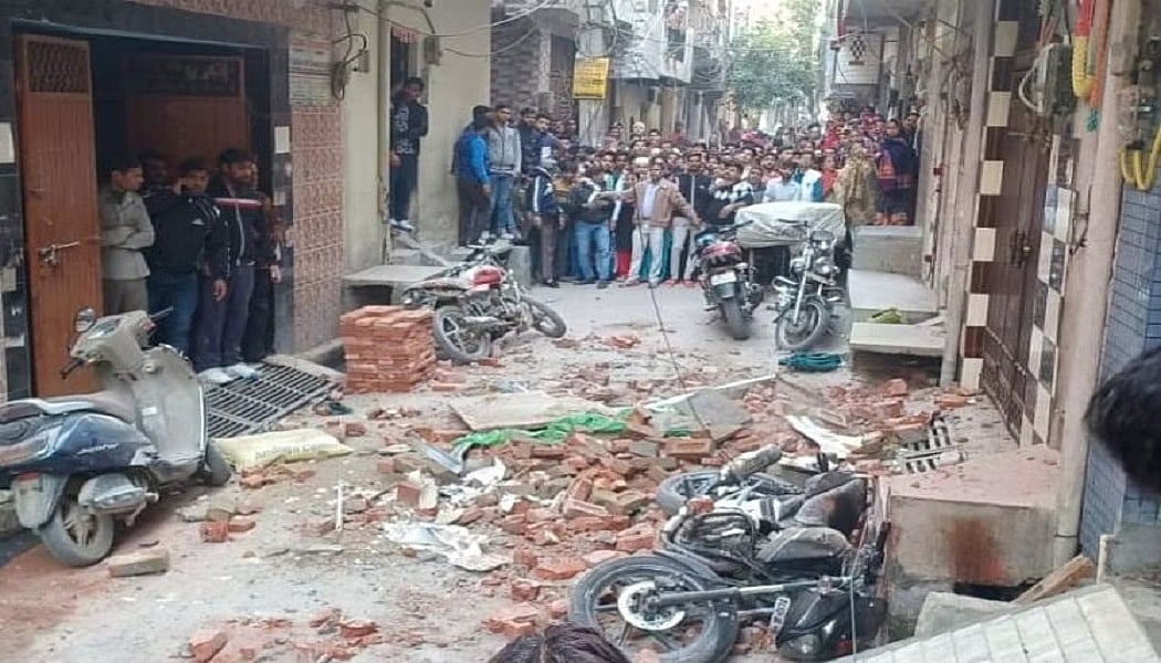दिल्ली के किरारी इलाके में बड़ा हादसा! निर्माणाधीन इमारत की छत गिरने से चार मजदूर घायल