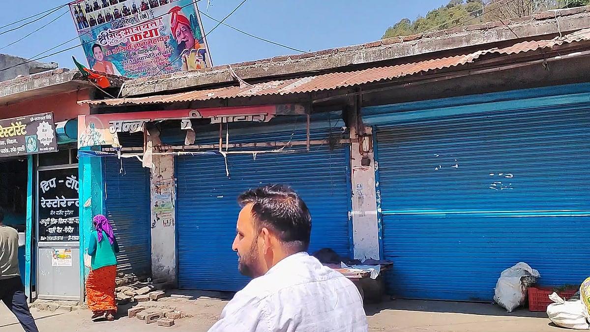 पुरोला में बंद पड़ी मुस्लिम समुदाय के व्यापारियों की दुकानें (फोटो - त्रिलोचन भट्ट)