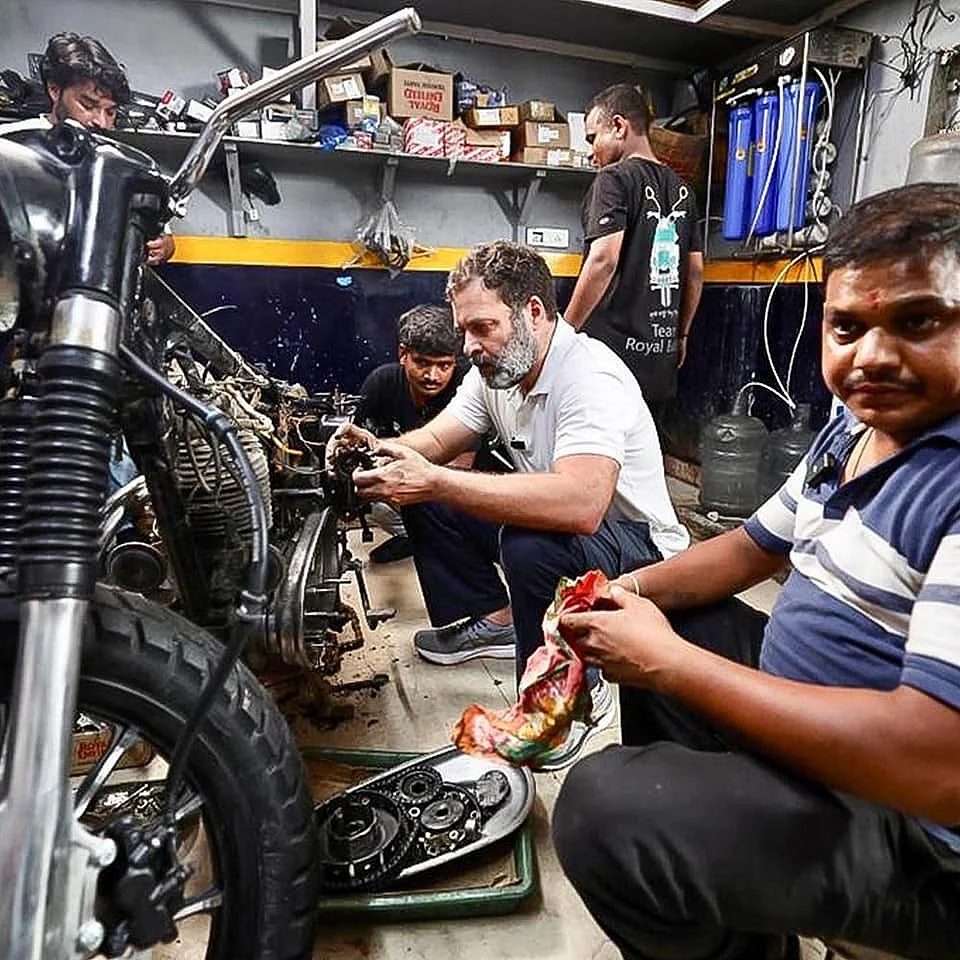 दिल्ली के करोल बाग में एक बाइक शोरूम में कांग्रेस नेता राहुल गांधी पहुंचे।फोटो: INC
