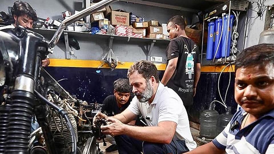 दिल्ली के करोल बाग में एक बाइक शोरूम में कांग्रेस नेता राहुल गांधी पहुंचे।फोटो: INC