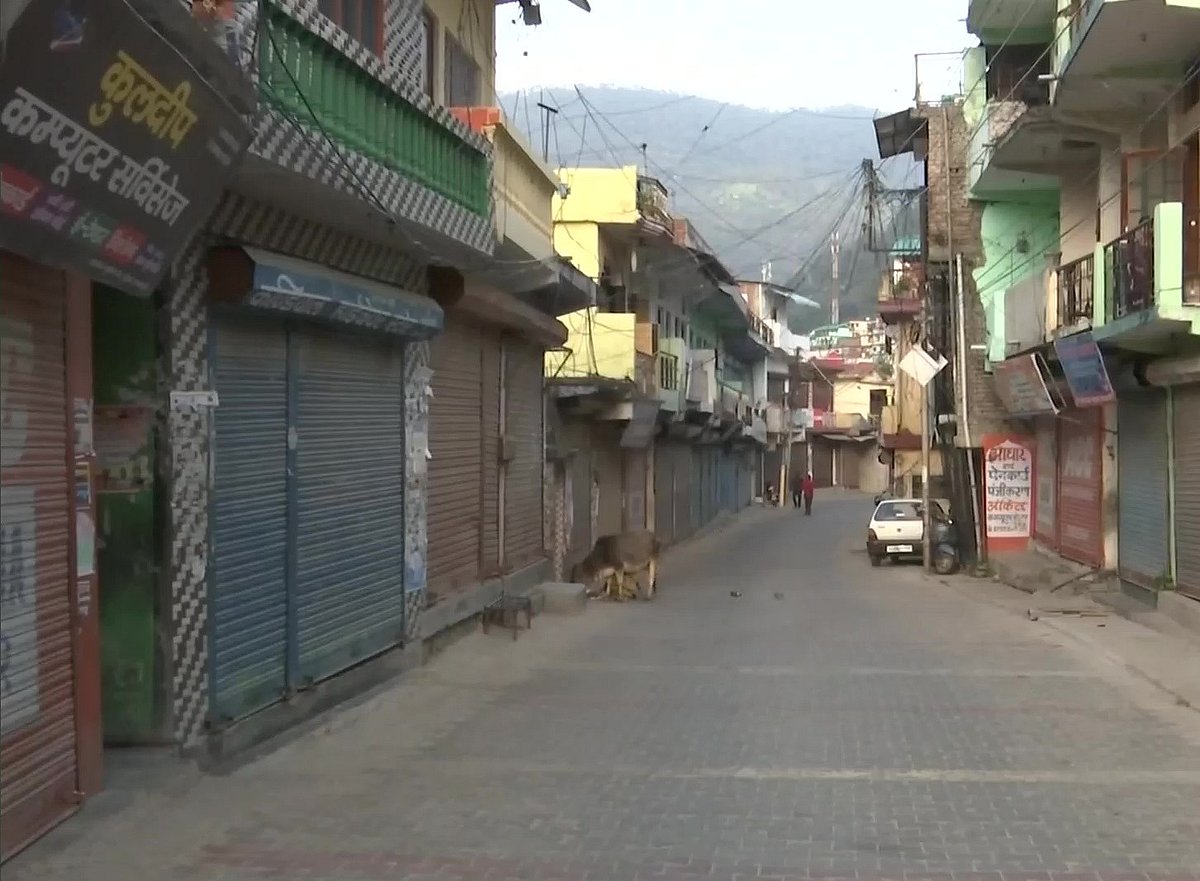 उत्तरकाशी के पुरोला में सुनसान पड़ा बाजार, ड्रोन से रखी जा रही नजर, पुलिस ने हिन्दू संगठनों को मार्च करने से रोका