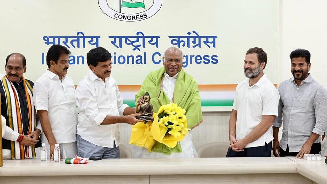 तेलंगाना के पूर्व सांसद, पूर्व मंत्री समेत BRS के कई नेता कांग्रेस से जुड़े