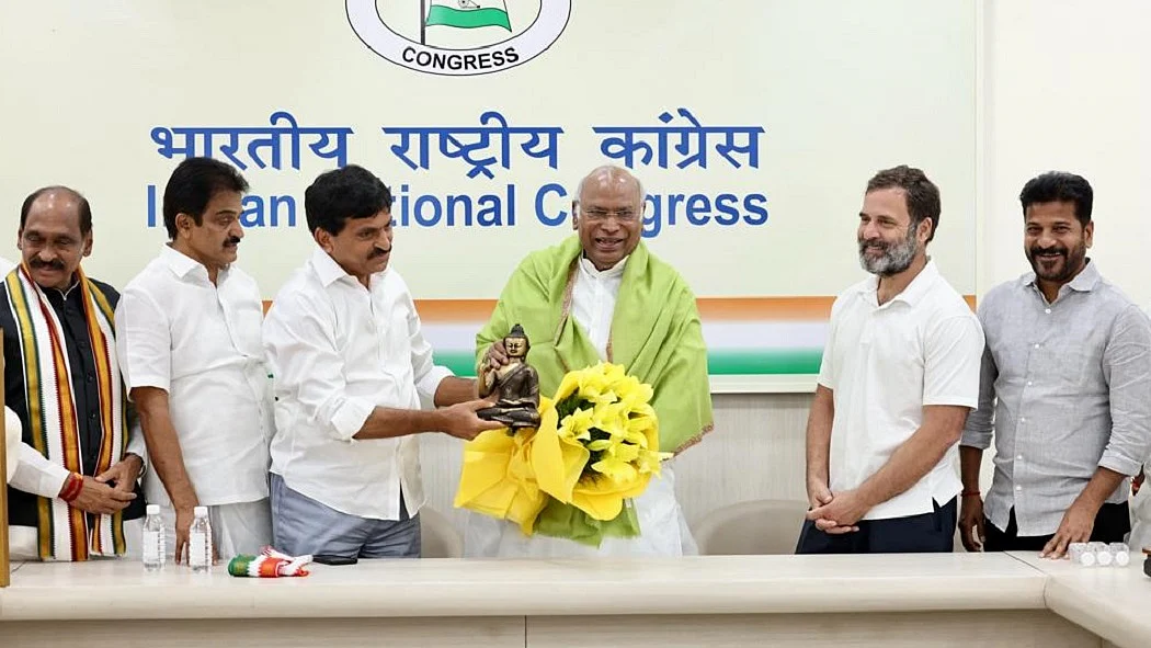 तेलंगाना के पूर्व सांसद, पूर्व मंत्री समेत BRS के कई नेता कांग्रेस से जुड़े