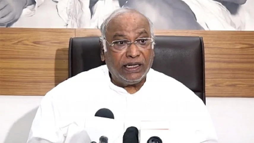 खड़गे ने कहा कि मोदी सरकार को ‘क्रीमी लेयर’ संबंधी न्यायालय के फैसले को संसद के माध्यम से निरस्त करना चाहिए था।